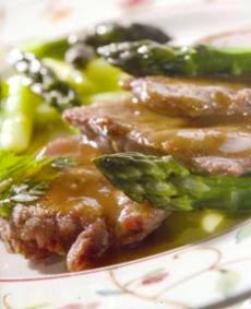 Medallones de solomillo de ternera con espárragos