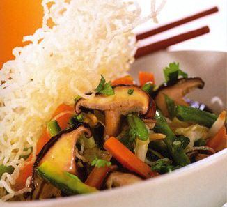 Salteado de verduras y fideos de arroz