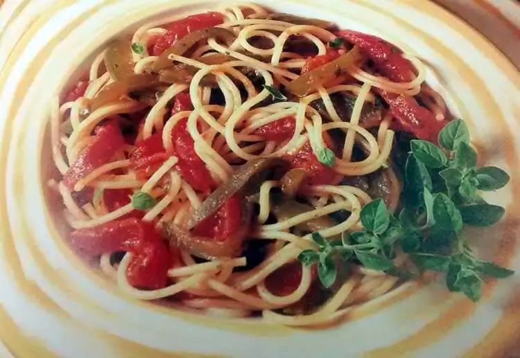 Cocinar espaguetis con pimientos