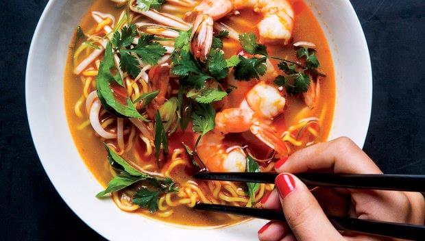 Sopa aromática de camarones y fideos