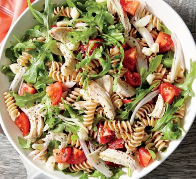 Ensalada de pollo, rúcula y pasta
