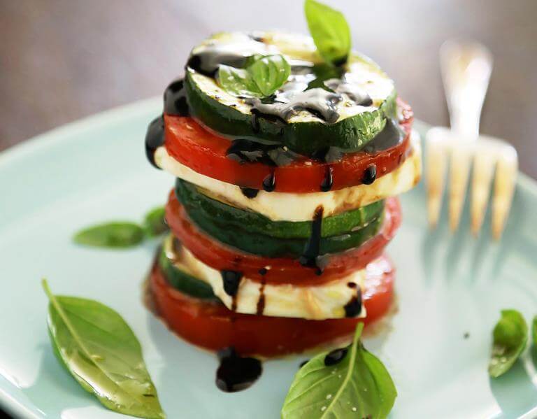 Torres de zucchinis grillados