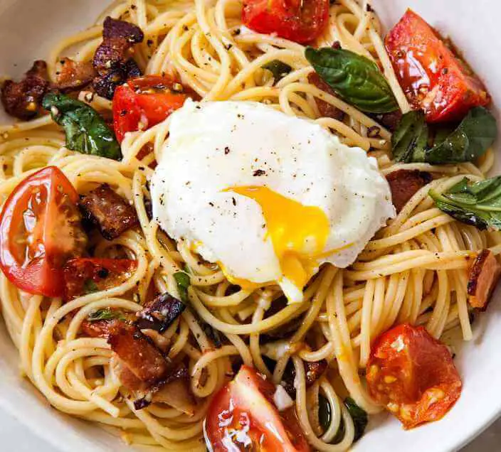Espaguetis con huevos escalfados, panceta y tomate