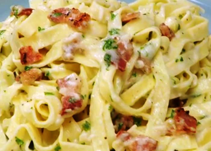 Fettuccini Alfredo con bacon