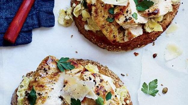 Sándwiches abiertos de pollo y pesto de alcauciles