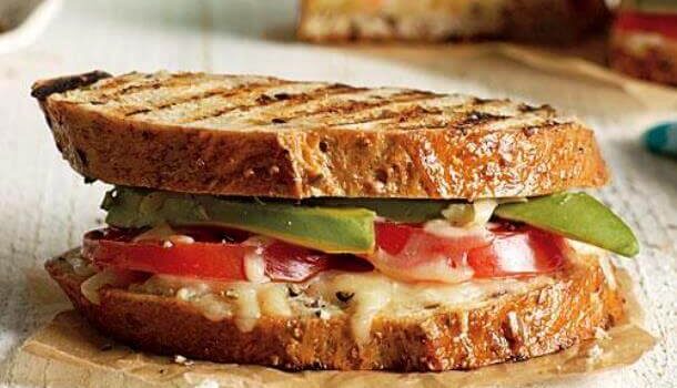 Sándwich grillado de palta y queso