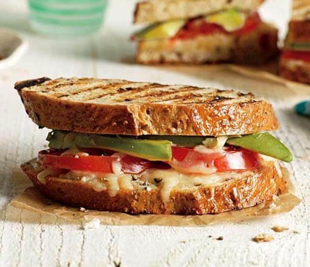 Sándwich grillado de palta y queso