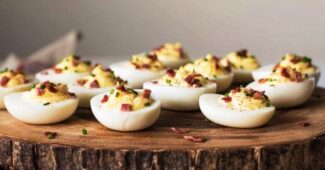 Huevos rellenos con crema agria y tocino