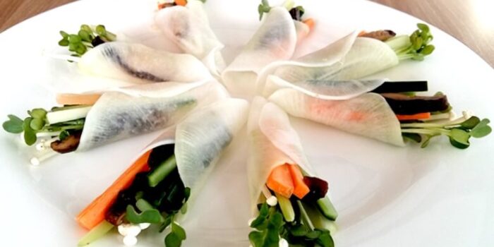 Rollitos De Papel De Arroz Rellenos De Brotes y Verduras